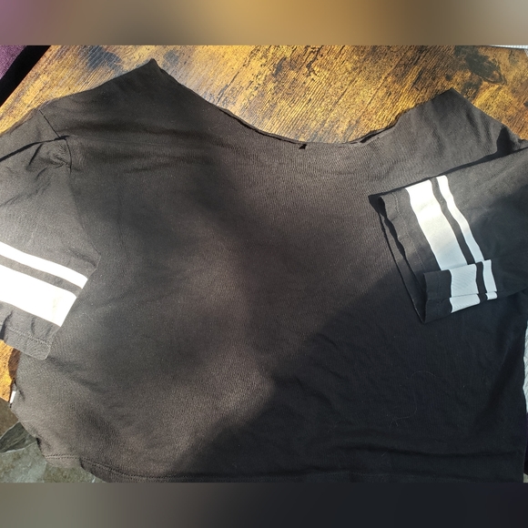 Small boat neck raw edge short sleeve crop top Global City - Picture 4 of 5